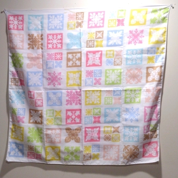 White Colorful Floral design Quilted Pattern Scarf 26x26 -inch - Good Condition - Picture 3 of 13